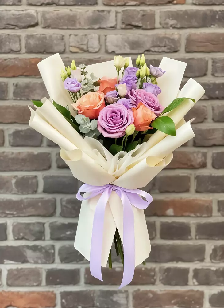 Букет цветов из: Лизиантусы и Розы в Новый Милет