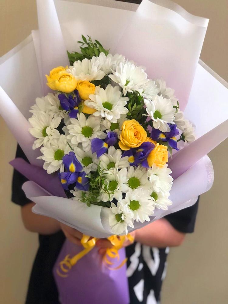 Букет цветов из: Ирисы, Хризантемы и Розы в Новый Милет