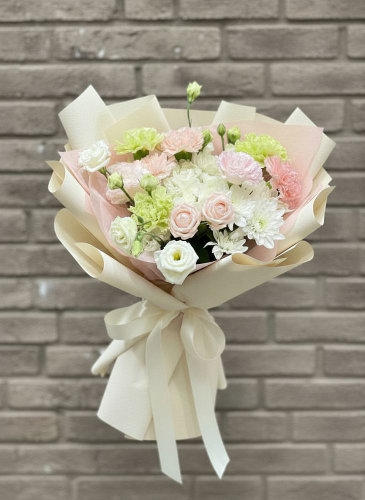 Букет цветов из: Гвоздики, Розы, Лизиантусы и Хризантемы в Новый Милет