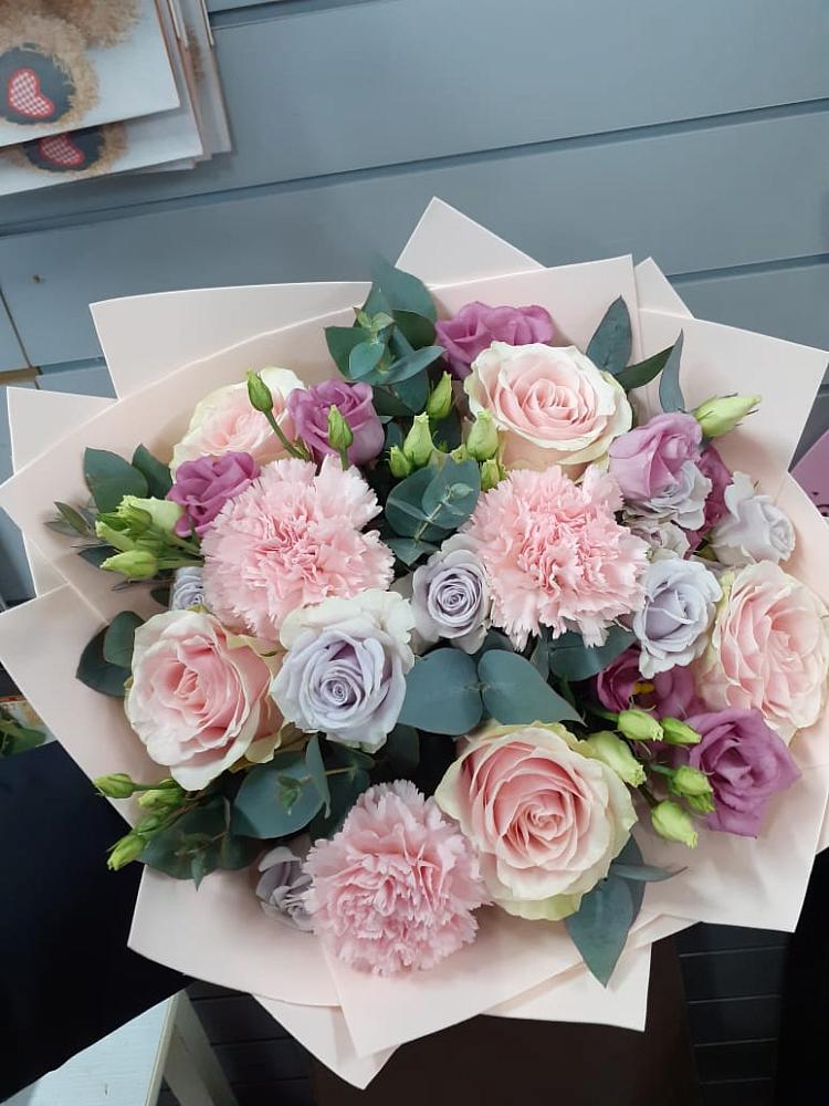 Букет цветов из: Розы, Гвоздики и Лизиантусы в Новый Милет