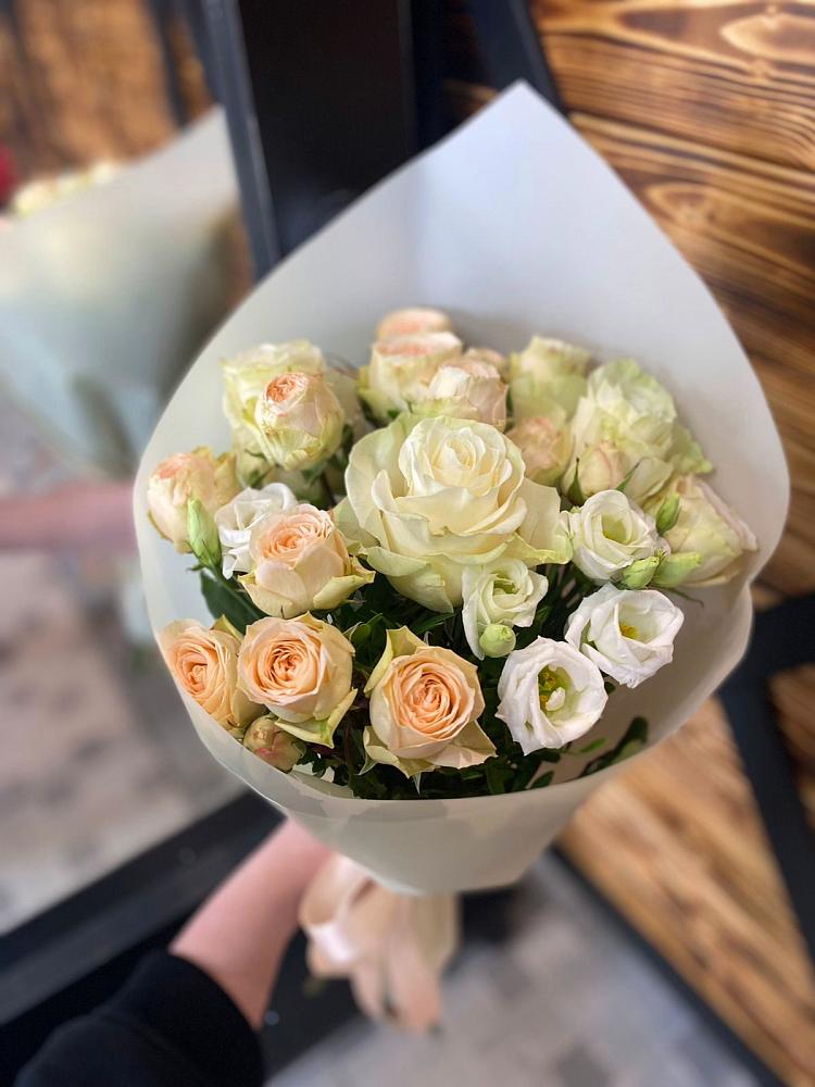 Букет цветов из: Розы и Лизиантусы в Новый Милет